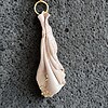 Beige handgemaakte hanger van klei - boho statement ketting met goudkleurige accenten