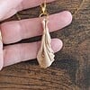 Beige handgemaakte hanger van klei - boho statement ketting met goudkleurige accenten
