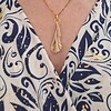 Beige handgemaakte hanger van klei - boho statement ketting met goudkleurige accenten