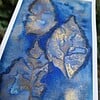 Bladeren in Blauw en Goud, Mixed Media Semi Abstract Schilderij Print/Kaart