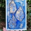 Bladeren in Blauw en Goud, Mixed Media Semi Abstract Schilderij Print/Kaart