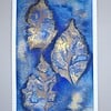 Bladeren in Blauw en Goud, Mixed Media Semi Abstract Schilderij Print/Kaart