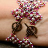 Byzantijnse kralenarmband roze/amethyst/brons, Miyuki en Swarovski – handgeweven statement armband