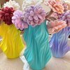 Cadeauset 5x elastieken bloemen in 3D vaas - golvend patroon (diverse kleuren)