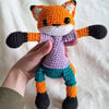 Gehaakte vos knuffel met kleurrijke outfit