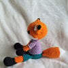 Gehaakte vos knuffel met kleurrijke outfit