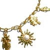 Goudkleurige halsketting met goudkleurige metalen bedels. Handgemaakte ketting met goudkleurige schakels, sluiting en bedel strand zee zomer