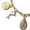 Goudkleurige halsketting met goudkleurige metalen bedels. Handgemaakte ketting met goudkleurige schakels, sluiting, munt, sleutel, boze oog