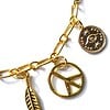 Goudkleurige halsketting met goudkleurige metalen bedels. Handgemaakte ketting met goudkleurige schakels, sluiting, munt, sleutel, boze oog
