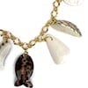 Goudkleurige halsketting met schelp en parelmoer hangers. Handgemaakte ketting met goudkleurige schakels en sluiting. Strand zee zomer Ibiza