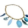 Goudkleurige schakelketting met hangers van schelp, parelmoer, kunsthars en glas. Modieuze halsketting met turquoise bedel, Per Elle ketting