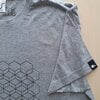 Hand bedrukt grijs katoenen-viscose t-shirt, zwart bijenkorf design, men's, medium