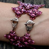 Handegemaakte Byzantijnse kralenarmband roz/ mauve/brons – Swarovski & Miyuki armband met antiek zilveren sluiting