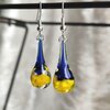 Handgeblazen druppeloorbellen van blauw en geel glas en zilverkleurig koper