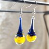 Handgeblazen druppeloorbellen van blauw en geel glas en zilverkleurig koper