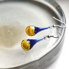 Handgeblazen druppeloorbellen van blauw en geel glas en zilverkleurig koper