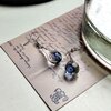 Handgeblazen druppeloorbellen van blauw glas