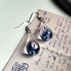 Handgeblazen druppeloorbellen van blauw glas