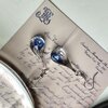 Handgeblazen druppeloorbellen van blauw glas