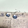 Handgeblazen druppeloorbellen van blauw glas