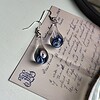 Handgeblazen druppeloorbellen van blauw glas