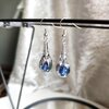 Handgeblazen druppeloorbellen van blauw glas