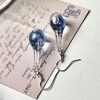 Handgeblazen druppeloorbellen van blauw glas
