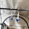Handgeblazen druppeloorbellen van blauw glas