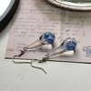 Handgeblazen druppeloorbellen van blauw glas