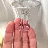 Handgeblazen druppeloorbellen van roze en transparant glas