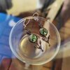 Handgemaakte bloemoorbellen met groen glas en zwart gepatineerd koper