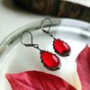 Handgemaakte druppeloorbellen met rood glas en zilverkleurig koper