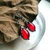 Handgemaakte druppeloorbellen met rood glas en zilverkleurig koper
