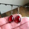 Handgemaakte druppeloorbellen met rood glas en zilverkleurig koper