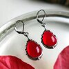 Handgemaakte druppeloorbellen met rood glas en zilverkleurig koper