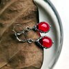 Handgemaakte druppeloorbellen met rood glas en zilverkleurig koper