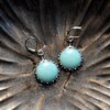 Handgemaakte druppeloorbellen met turquoise glas en zilverkleurig koper