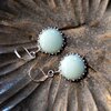 Handgemaakte druppeloorbellen met turquoise glas en zilverkleurig koper