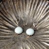 Handgemaakte druppeloorbellen met turquoise glas en zilverkleurig koper