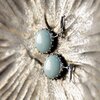 Handgemaakte druppeloorbellen met turquoise glas en zilverkleurig koper