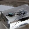 Handgemaakte enkele octopusoorbel met blauw glas en zilverkleurig koper