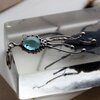 Handgemaakte enkele octopusoorbel met blauw glas en zilverkleurig koper
