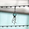 Handgemaakte enkele octopusoorbel met blauw glas en zilverkleurig koper