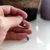 Handgemaakte enkele paddenstoelenoorbel met amethist en zilverkleurig koper
