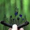 Handgemaakte klaprozenketting met blauw glas en zwart gepatineerd koper