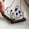 Handgemaakte klaprozenketting met blauw glas en zwart gepatineerd koper