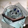 Handgemaakte klaprozenketting met blauw glas en zwart gepatineerd koper