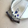 Handgemaakte klaprozenketting met blauw glas en zwart gepatineerd koper