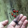 Handgemaakte klaprozenketting met rood glas en zwart gepatineerd koper