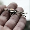 Handgemaakte kwallenketting met transparant glas en zilverkleurig koper